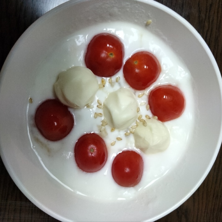 今日のヨーグルト♡キャンディチーズ&フルーツトマト